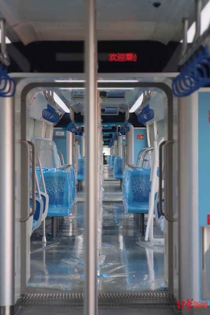 ▲轨道交通13号线列车首次亮相，车厢内部