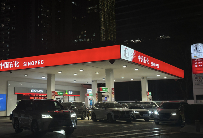 加油站车来车往，时代财经王莹岭摄