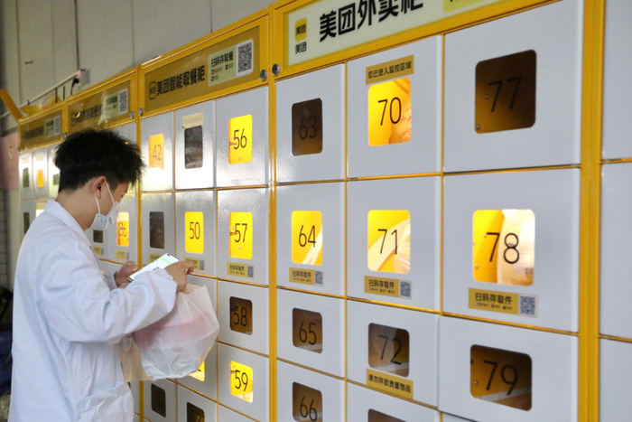 由于硬件及运维等成本增长，自去年起全国多地智能外卖柜开始面向送餐骑手收取服务费用，如今已近一年时间。