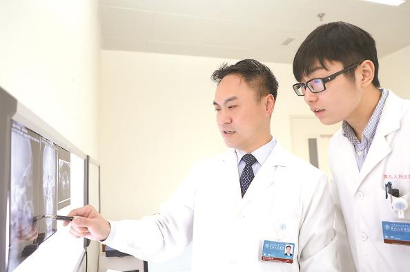             图为王旭东副院长（左）  奚荣佩  摄          