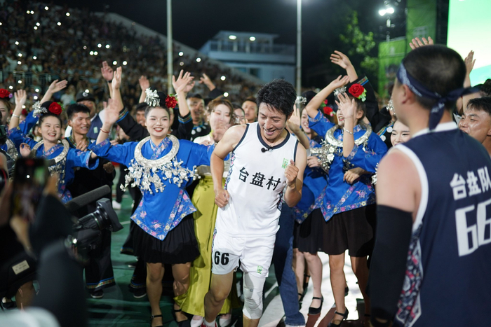 村BA赛场上，央视主持人撒贝宁和群众一起蹦苗迪。贵州日报天眼新闻记者 杨晓波 摄