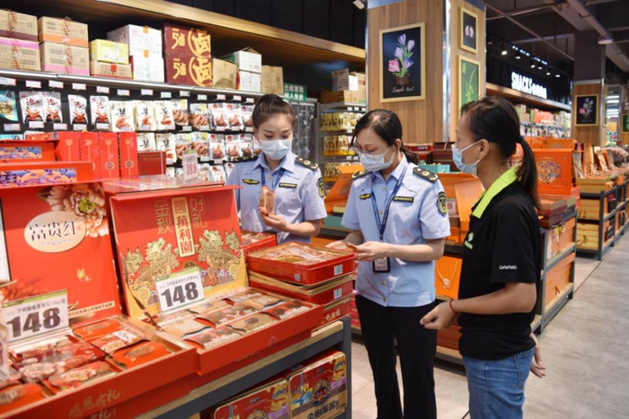 市场监管部门检查月饼质量情况。崇左市市场监管局供图
