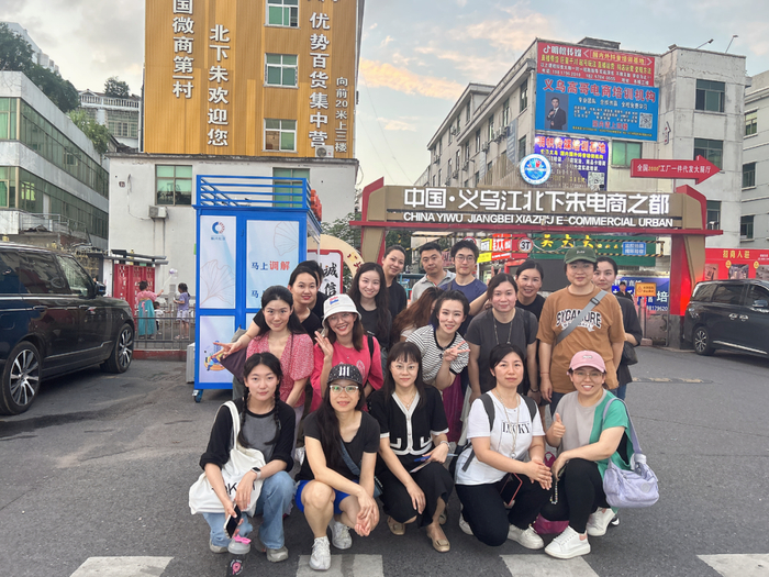 小洋姐和团员们，二排左三为小洋姐