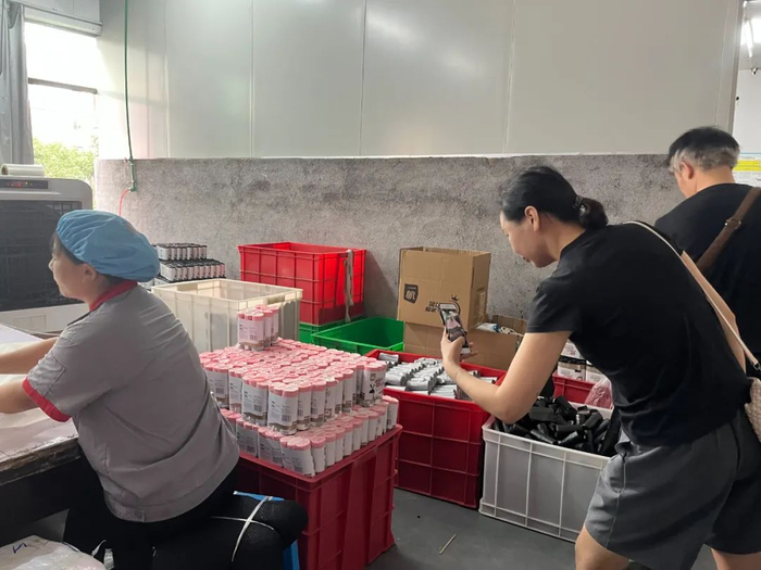 参观工厂的团员们