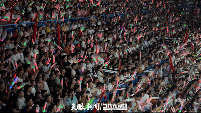 观众席容纳不下观众们的热情。杨正海 摄