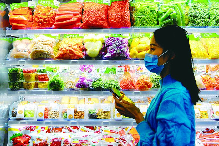 　　▲一名采购商走过冰冻预制菜食材冷冻柜。 新华社资料片