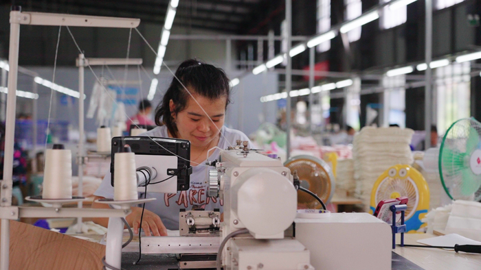 车间里，工人们生产加工忙不停。贵州日报天眼新闻记者 汪国锋 摄