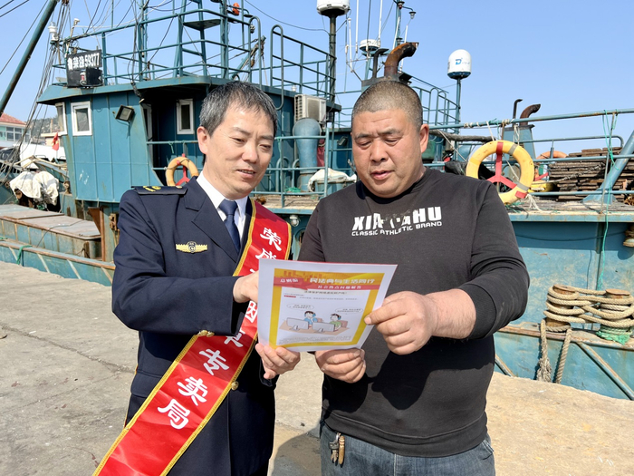 图为开展普法进码头活动