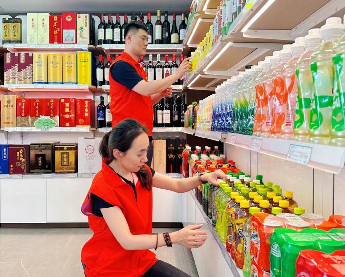 图为协助零售客户开展店铺5S管理