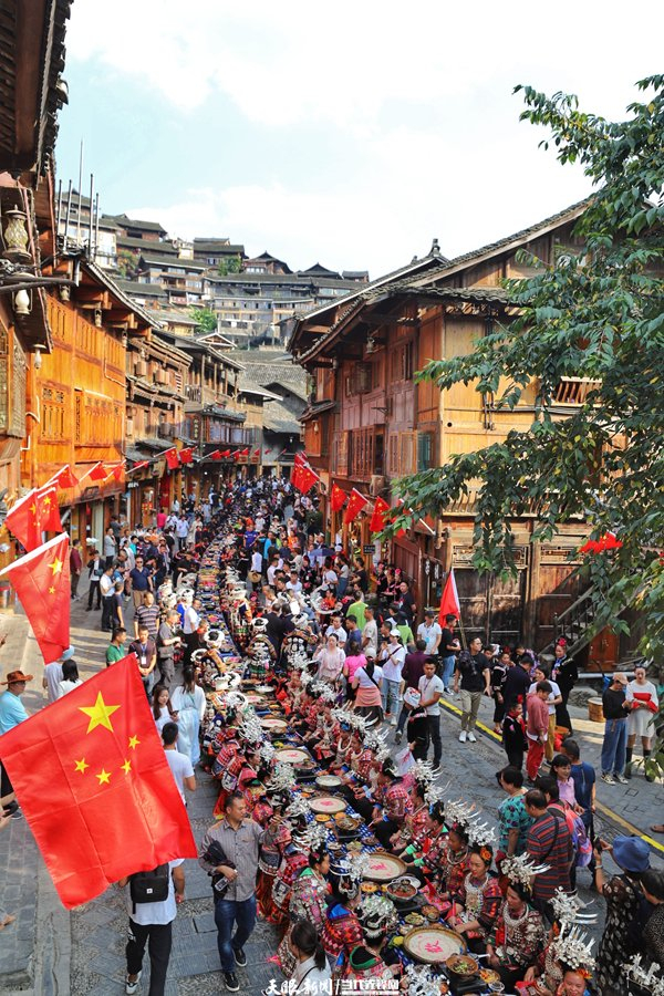 游客在西江千户苗寨景区体验长桌宴。雷山县委宣传部供图
