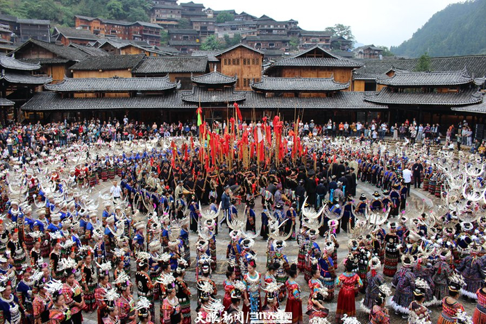 西江千户苗寨苗年节上，少数民族群众跳起团结舞。曾艳红 摄　