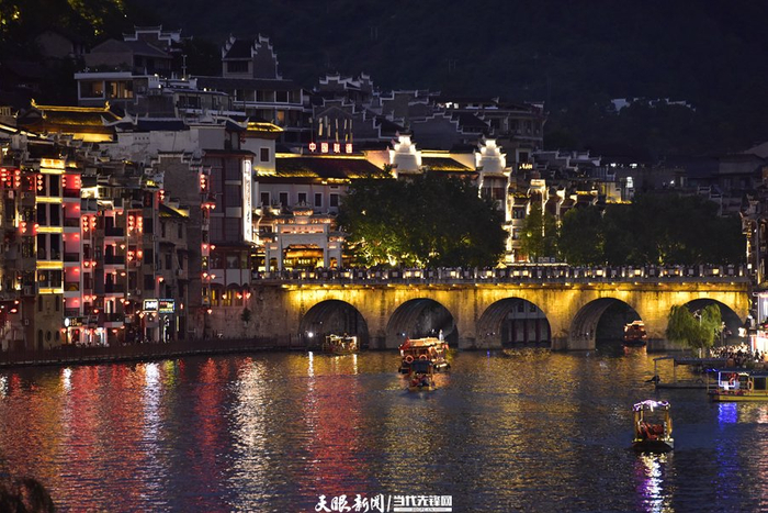 游客在镇远古城乘船夜游。江春健 摄