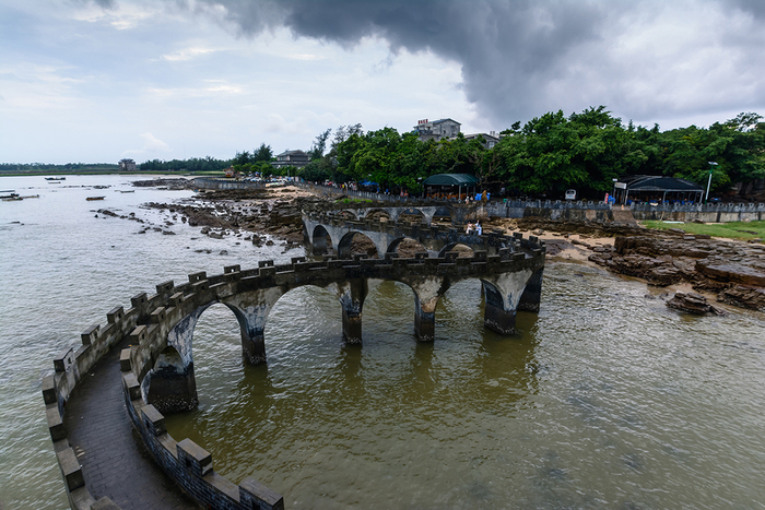▲村前的浅海滩涂，奇特礁石，尽显古渔村原本的古朴与沧桑。（网络图源）