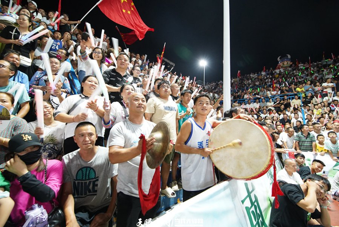 观众敲锣打鼓为球员呐喊助威。贵州日报天眼新闻记者 杨晓波 摄