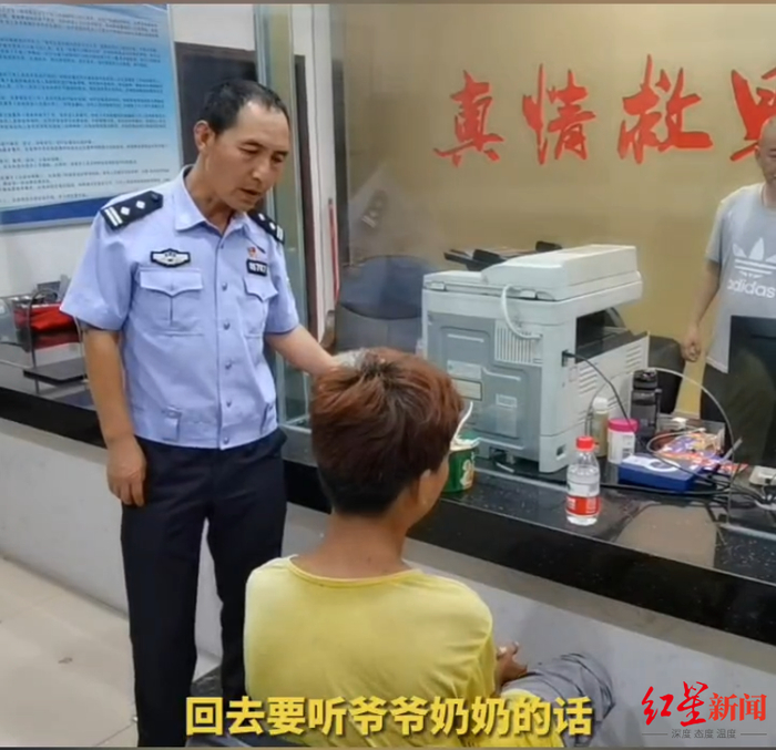 ▲民警对小朱进行教育