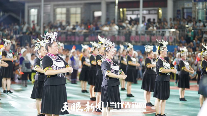 村BA赛场，也是群众的表演秀场。贵州日报天眼新闻记者 杨晓波 摄