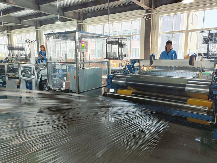 碳纤维织布机达到国内先进水平.本报记者丁园摄