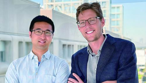 王冬冬（左）和Gregory Steinberg 。