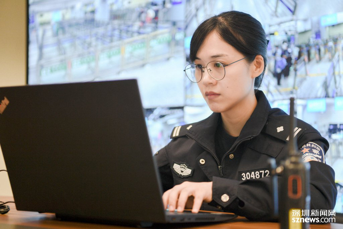 西九龙边检站民警调研通关实际情况研发软件。（巫尚原 摄）