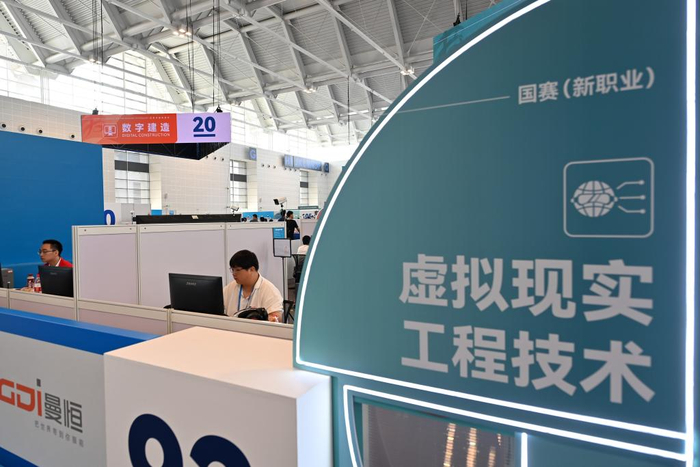 　　9月16日，选手参加虚拟现实工程技术项目比赛。新华社记者 李然 摄