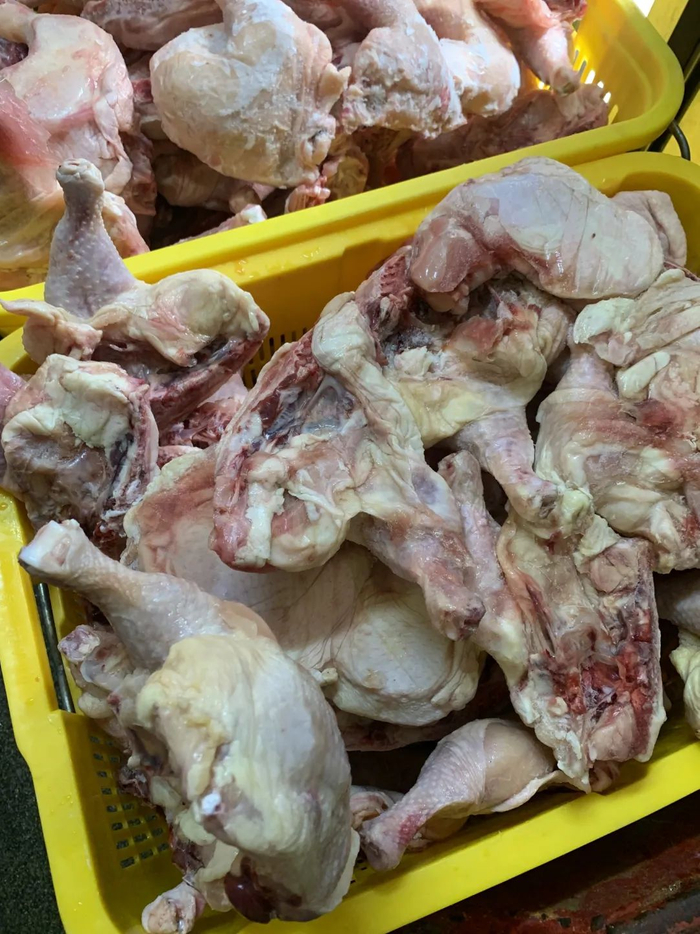 网传配餐公司内发现大量冻品食材 图片来源：顶端新闻