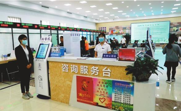 白塔区政务服务中心为企业和群众提供快捷便利的服务。记者 严佩鑫 摄