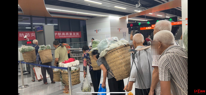 ▲菜农们排队进入地铁站