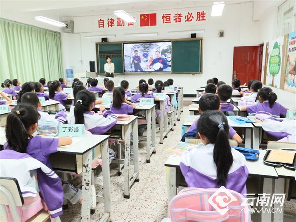 安宁中学师生共同观看天宫课堂直播 供图