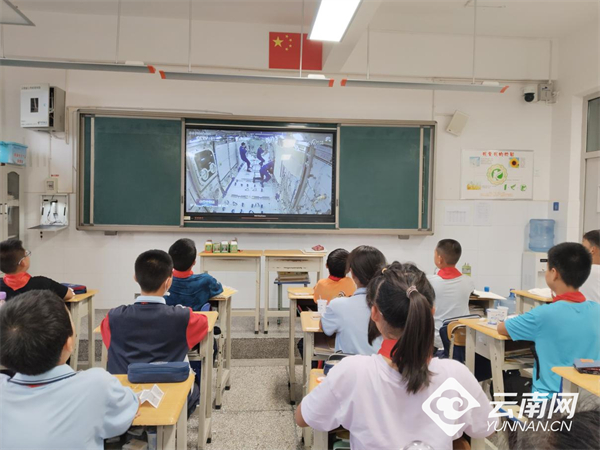 昆一中附小师生共同观看天宫课堂直播 供图
