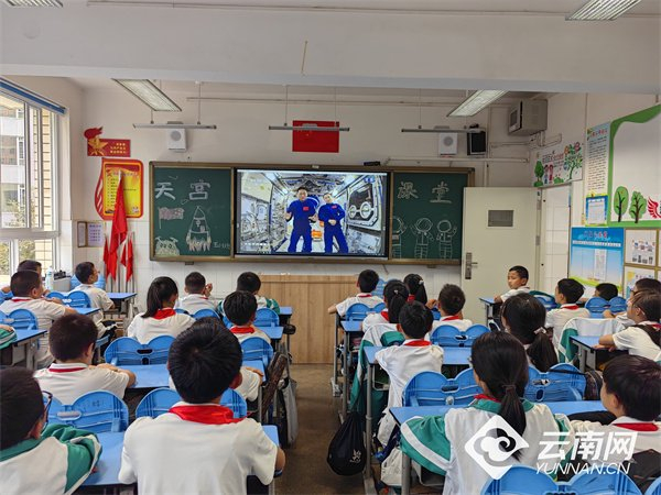 桃源小学师生共同观看天宫课堂直播 供图