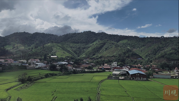 老挝境内的窗外风景。