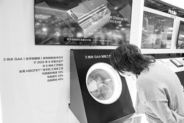图片说明： 图片说明：2022年，三星在上海进博会展示3纳米制程工艺。（视觉中国）