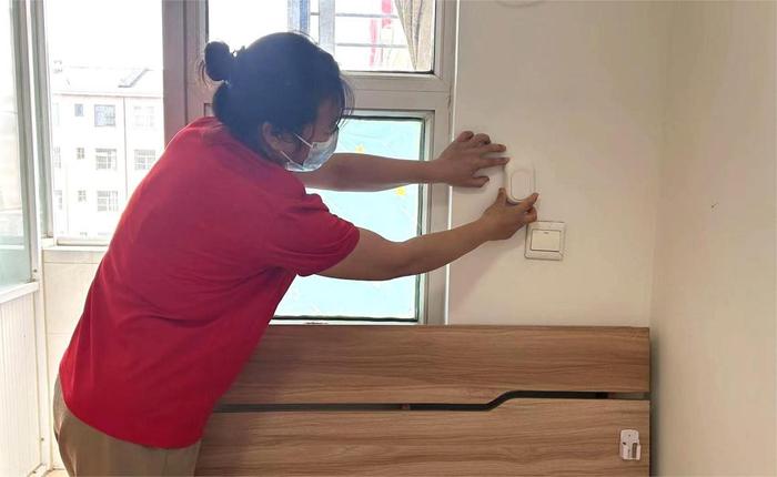 海棠小镇护工给其它床位安装清雷体征产品