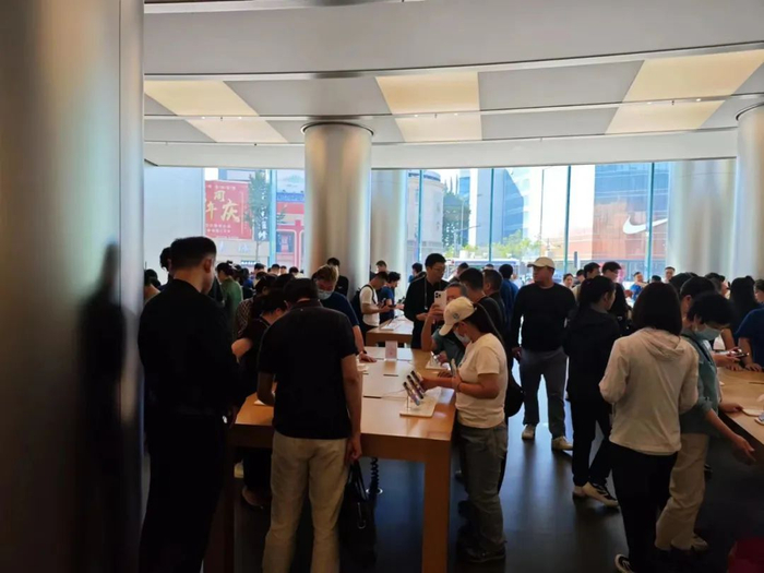 　（门店选购新款iPhone的消费者 陈奇杰/摄）