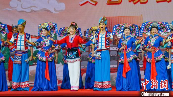 6月21日,广西桂林市永福县城,彩调《刘三姐》表演片段.