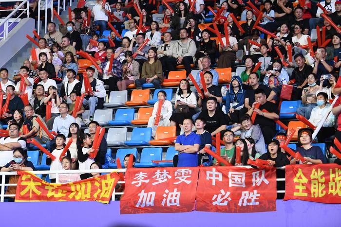 球迷为中国女足加油 图据IC photo