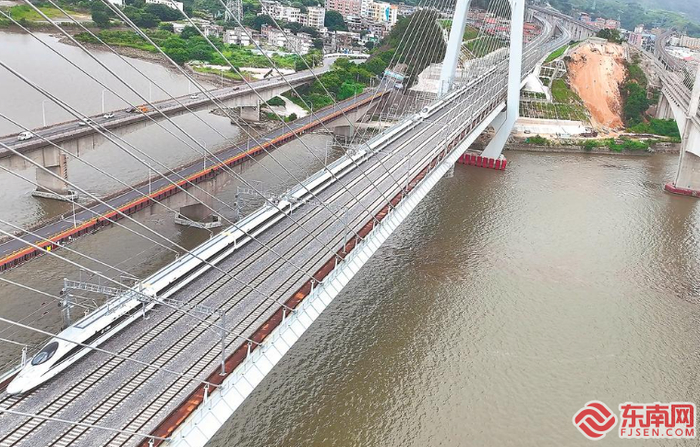 福厦高铁试运营列车驶过乌龙江大桥（8月31日摄）。福建日报记者 林辉 通讯员 胡昕鹏 马俊骐 摄