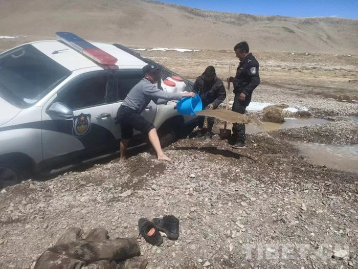 图为先遣乡派出所救援车辆在救援过程中陷入泥潭