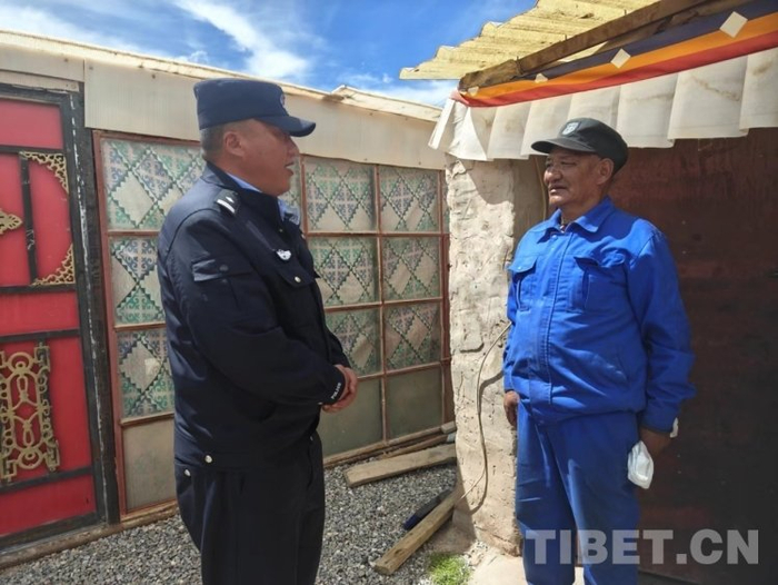 图为尼玛加参（左）和塔巴次仁在聊家常摄影：次旦拉姆