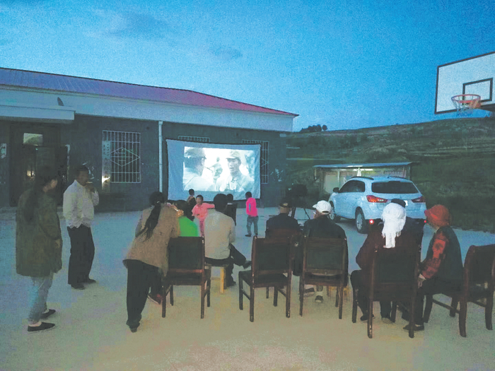 放映员黄得梅为群众放映电影。