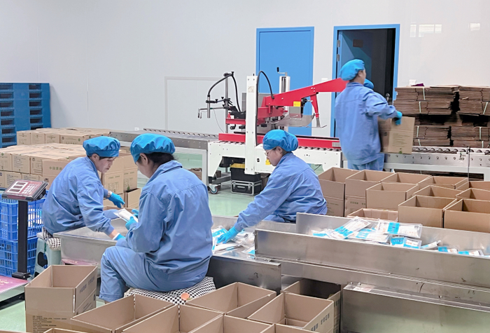 在生产车间内，工人们正紧张有序地忙碌着。