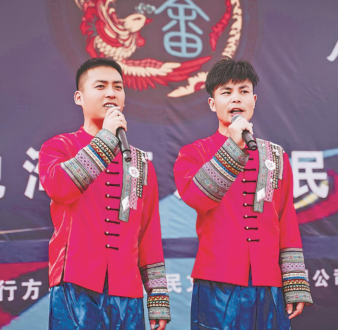 青年歌手在畲歌会上演唱畲族小说歌。 （钟昕娜供图）