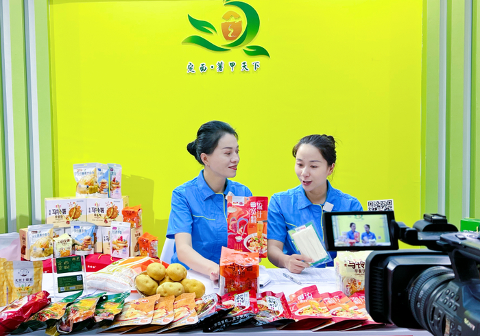 主播正在直播推介宽粉产品。