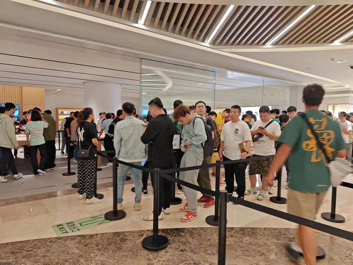 Apple Store上海七宝店排起长龙
