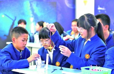 在内蒙古阿拉善盟额济纳旗地面课堂，学生在做趣味实验。新华社发
