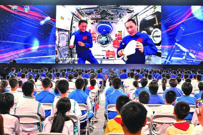 在北京航空航天大学，学生收看“天宫课堂”第四课。新华社记者 鞠焕宗摄