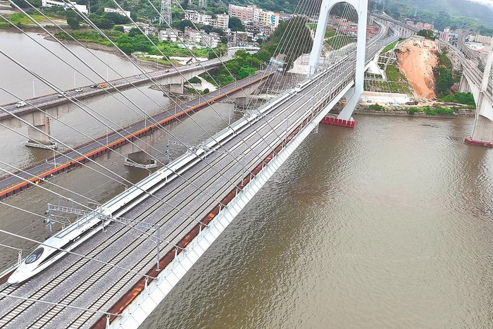      福厦高铁试运营列车驶过乌龙江大桥（8月31日摄）。本报记者 林辉 通讯员 胡昕鹏 马俊骐 摄