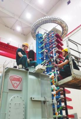 辽宁易发式电气设备有限公司员工正在检测产品。记者 严佩鑫 摄