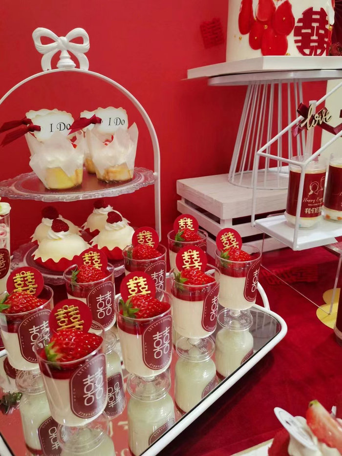 有一组客户，在经过半个多月的比选，对比了毕节市面上知名的糕点店后，最终选择了张蕾福。