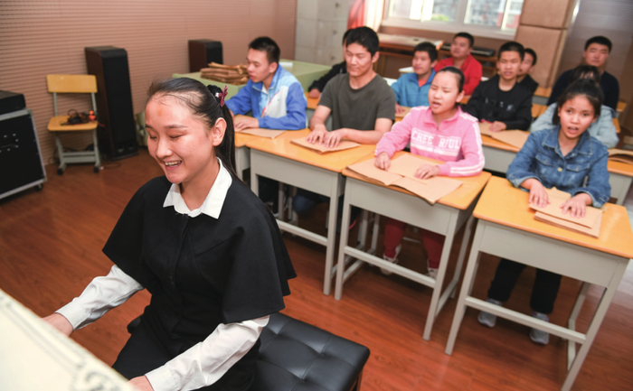 张晨在给学生们上音乐课